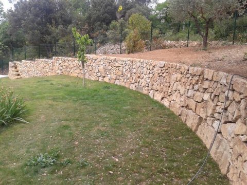 Création et construction d'un muret en pierres naturelles par paysagiste à Forcalqueiret