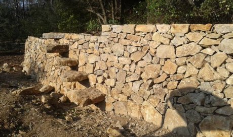 Création et réalisation de mur en pierres naturelles par paysagiste à Brignoles